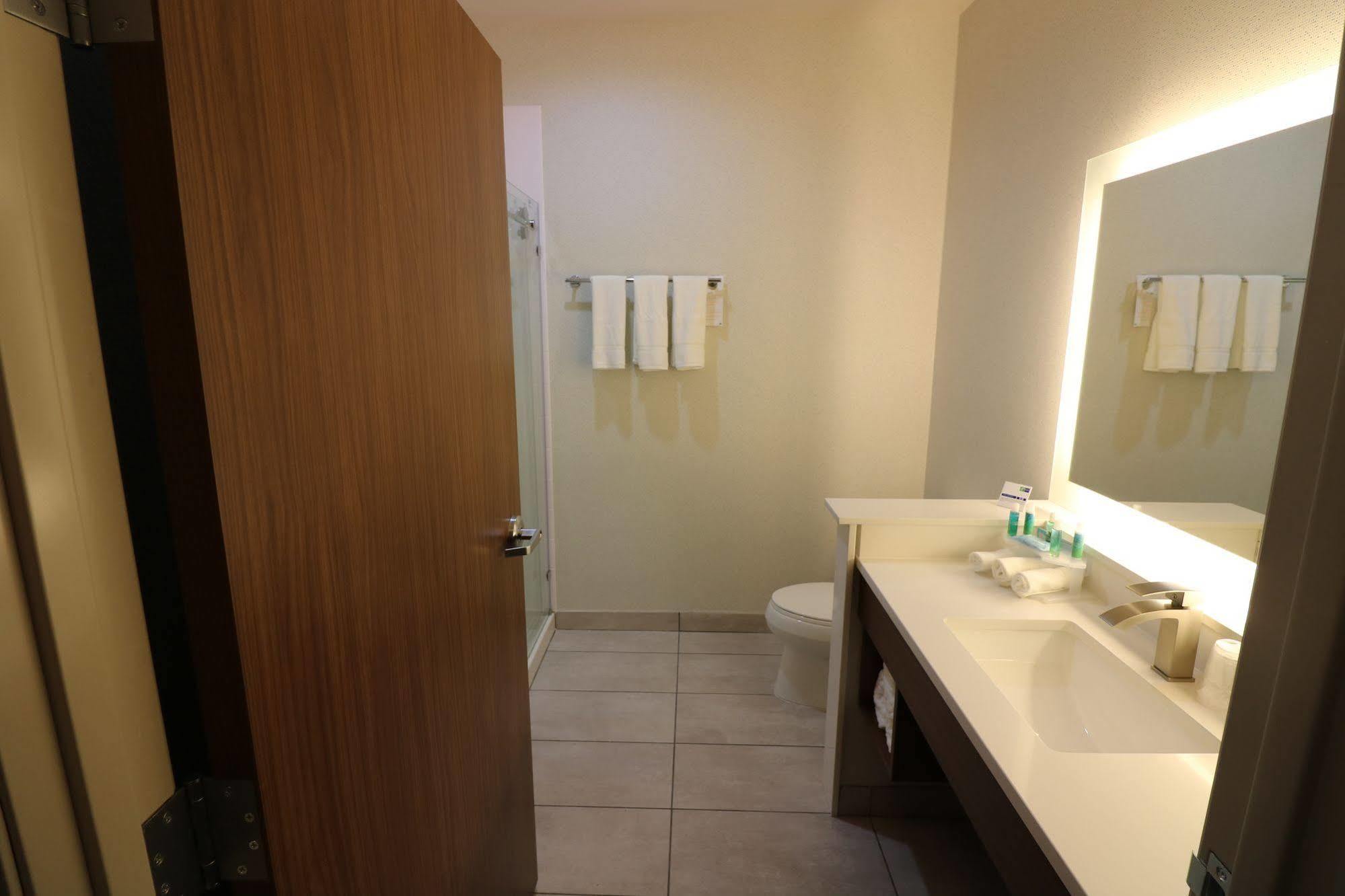 Holiday Inn Express & Suites - Coffeyville By Ihg מראה חיצוני תמונה